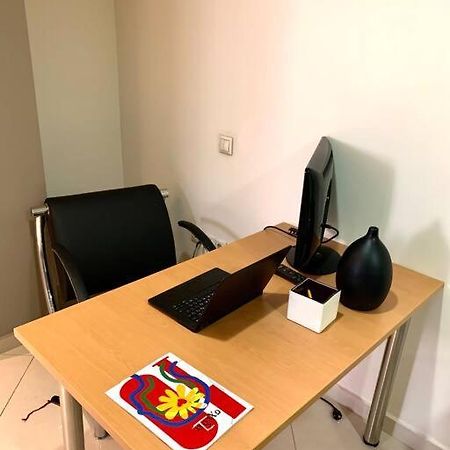 Spacious 4-Bedroom Family Home, 100M From Metro Atenas Exterior foto