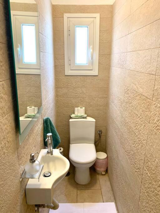 Spacious 4-Bedroom Family Home, 100M From Metro Atenas Exterior foto