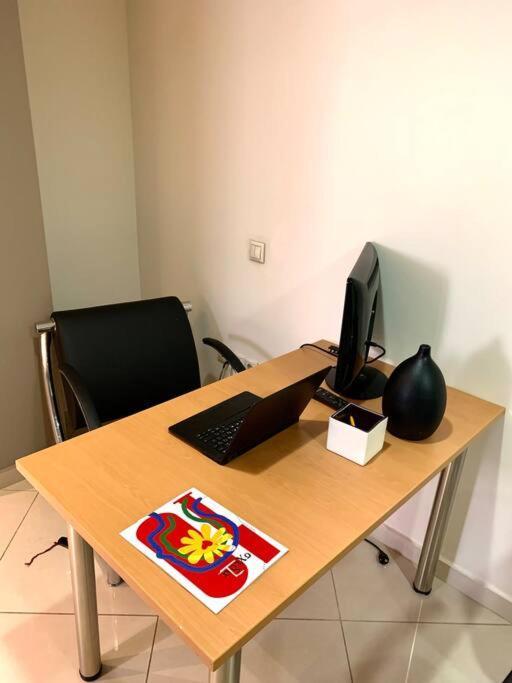 Spacious 4-Bedroom Family Home, 100M From Metro Atenas Exterior foto