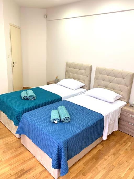 Spacious 4-Bedroom Family Home, 100M From Metro Atenas Exterior foto