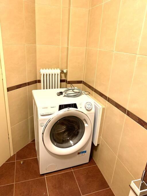Spacious 4-Bedroom Family Home, 100M From Metro Atenas Exterior foto